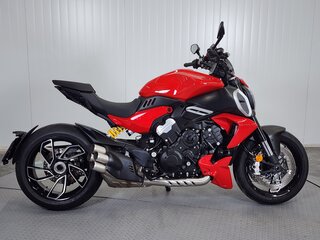 2023 Ducati Diavel V4, красный, 2179000 рублей, вид 1