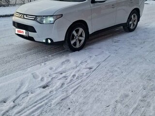 2013 Mitsubishi Outlander III, белый, 1450000 рублей, вид 4