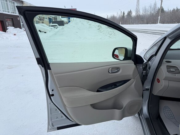 2011 Nissan Leaf (EM61) I (ZE0/AZE0), серый, 625000 рублей - вид 11