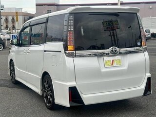 2016 Toyota Voxy III (R80), белый, 1385008 рублей, вид 4