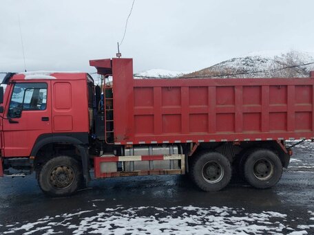2020 Sinotruk Howo ZZ3327, красный, 4000000 рублей, вид 3