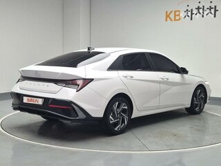 2023 Hyundai Avante VII Рестайлинг, белый, 1950000 рублей, вид 3