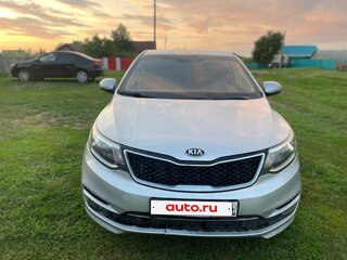 2015 Kia Rio 6-speed III, серебристый, 750000 рублей, вид 3