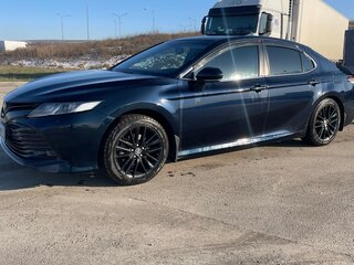 2020 Toyota Camry VIII (XV70), синий, 2955555 рублей, вид 4