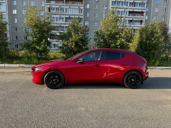 2019 Mazda 3 IV (BP), красный, 2200000 рублей - вид 3