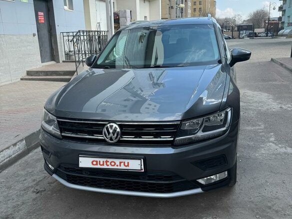 2020 Volkswagen Tiguan Allspace II, серый, 3400000 рублей - вид 1