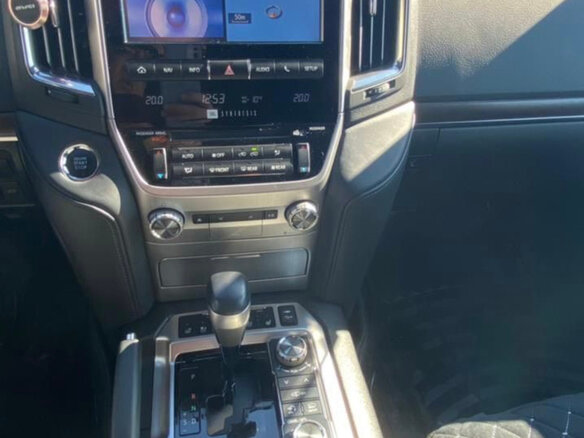 2017 Toyota Land Cruiser 200 Series Рестайлинг 2, белый, 8800000 рублей - вид 11