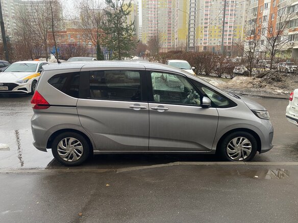 2019 Honda Freed II, серый, 1400000 рублей - вид 3