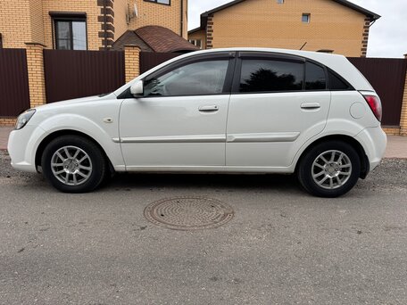2011 Kia Rio II Рестайлинг, белый, 425000 рублей, вид 5