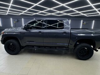 2021 Toyota Tundra CrewMax II Рестайлинг, серый, 9100000 рублей, вид 2