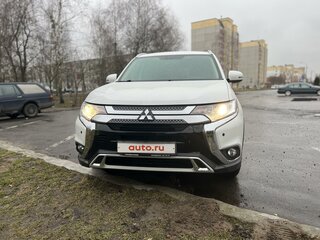 2020 Mitsubishi Outlander III Рестайлинг 3, белый, 2600000 рублей, вид 2