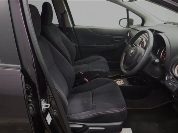 2013 Toyota Vitz III (XP130), красный, 850000 рублей - вид 22