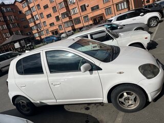 2000 Toyota Vitz I (P10), белый, 350000 рублей, вид 2