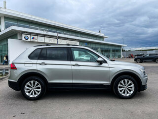2020 Volkswagen Tiguan II, серый, 1997000 рублей, вид 4