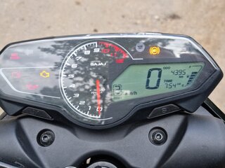 2023 Bajaj Pulsar N250, чёрный, 230000 рублей, вид 2