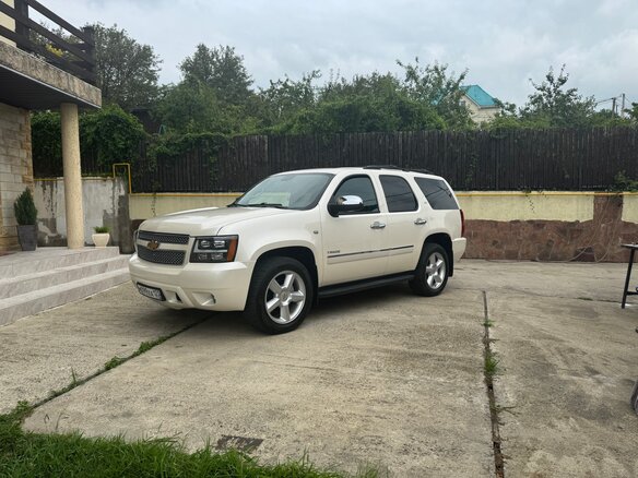2012 Chevrolet Tahoe 6AT III, белый, 2680000 рублей - вид 1