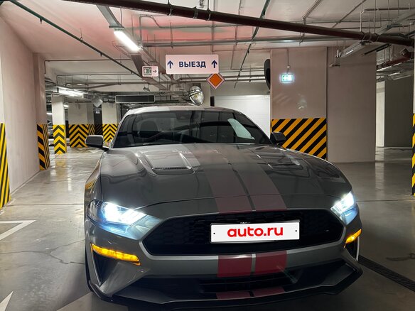 2021 Ford Mustang VI Рестайлинг, серебристый, 3000000 рублей - вид 2