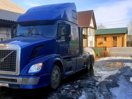 2002 Volvo VNL, синий, 2300000 рублей, вид 1