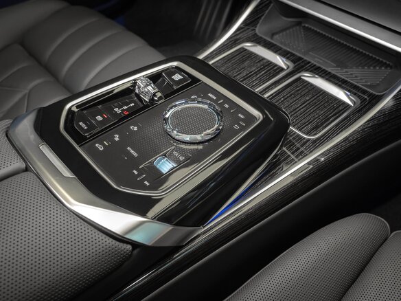 2025 BMW 7 серии 740i xDrive VII (G70), чёрный - вид 12