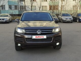 2010 Volkswagen Touareg II, коричневый, 1790000 рублей, вид 2