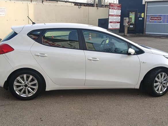 2016 Kia Ceed II Рестайлинг, белый, 1350000 рублей - вид 3