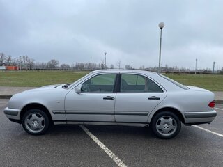 1997 Mercedes-Benz E-Класс 220 II (W210, S210), серебристый, 500000 рублей, вид 5