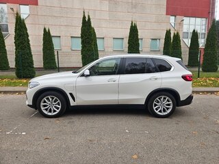 2020 BMW X5 45e IV (G05/G18), белый, 4880000 рублей, вид 3