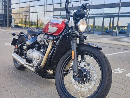 2018 Triumph Bonneville Bobber, красный, 1013140 рублей, вид 2