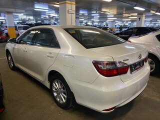 2016 Toyota Camry VII (XV50) Рестайлинг, белый, 2199000 рублей, вид 3