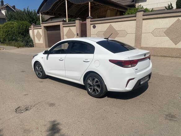 2019 Kia Rio IV, белый, 1565000 рублей - вид 4