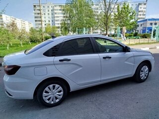 2024 Lada (ВАЗ) Vesta I Рестайлинг (NG), белый, 1350000 рублей, вид 3
