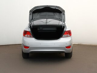2013 Hyundai Solaris I, серебристый, 649000 рублей, вид 4