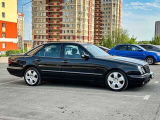 2000 Mercedes-Benz E-Класс 220 II (W210, S210) Рестайлинг, чёрный, 860000 рублей, вид 3