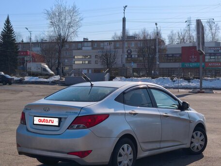 2014 Hyundai Solaris I Рестайлинг, серебристый, 625000 рублей, вид 3