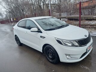 2014 Kia Rio 5-speed III, белый, 1080000 рублей, вид 3