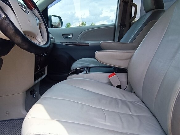 2011 Toyota Sienna III, серый, 2400000 рублей - вид 7