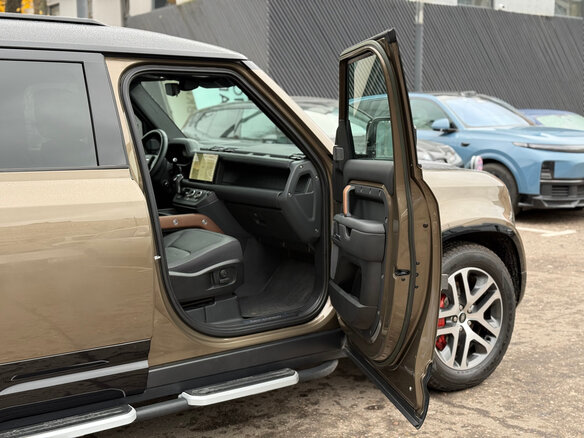 2023 Land Rover Defender 110 II, коричневый, 9190000 рублей - вид 16