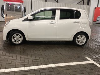 2016 Toyota Pixis Epoch I, белый, 850000 рублей, вид 5