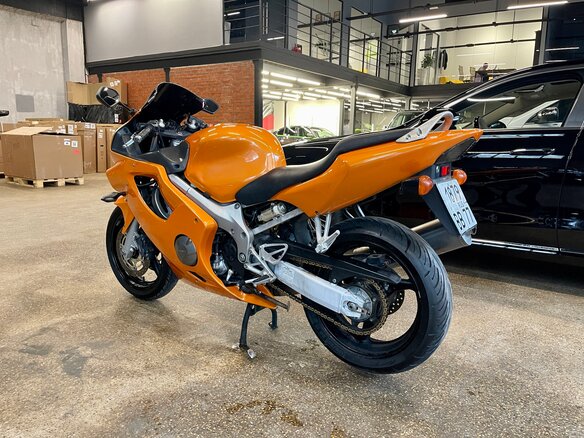 2001 Honda CBR 600F, оранжевый, 400000 рублей - вид 4