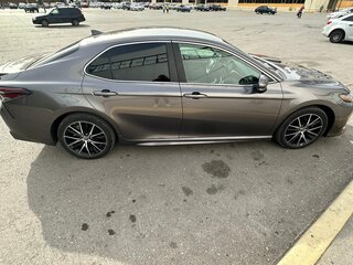 2021 Toyota Camry US Market VIII (XV70) Рестайлинг, серый, 2950000 рублей, вид 3