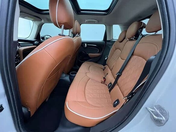 2023 Mini Hatch Cooper III (F55/F56) Рестайлинг 2, белый - вид 5
