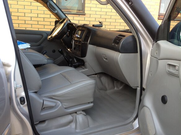 2003 Toyota Land Cruiser 105 100 Series Рестайлинг 1, серебристый - вид 3