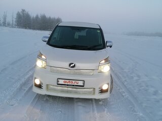2013 Toyota Voxy II (R70) Рестайлинг, белый, 1850000 рублей, вид 2