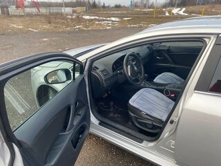 2011 Toyota Avensis III Рестайлинг, серебристый, 1100000 рублей, вид 5