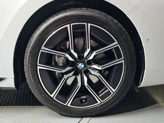 2024 BMW 7 серии 740i xDrive VII (G70), белый, 12983430 рублей, вид 5