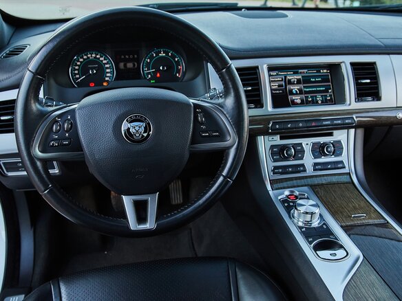 2013 Jaguar XF I Рестайлинг, белый, 2650000 рублей - вид 11