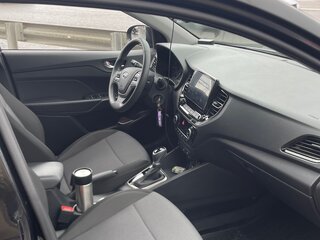 2022 Hyundai Solaris II Рестайлинг, чёрный, 2100000 рублей, вид 4