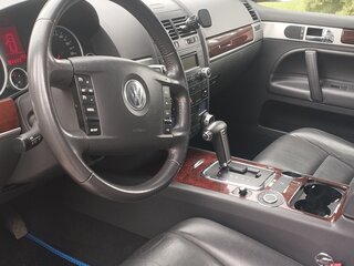 2009 Volkswagen Touareg I Рестайлинг, серебристый, 1850000 рублей, вид 3