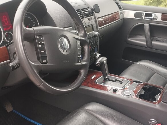 2009 Volkswagen Touareg I Рестайлинг, серебристый, 1850000 рублей - вид 2