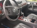 2009 Volkswagen Touareg I Рестайлинг, серебристый, 1850000 рублей - вид 2